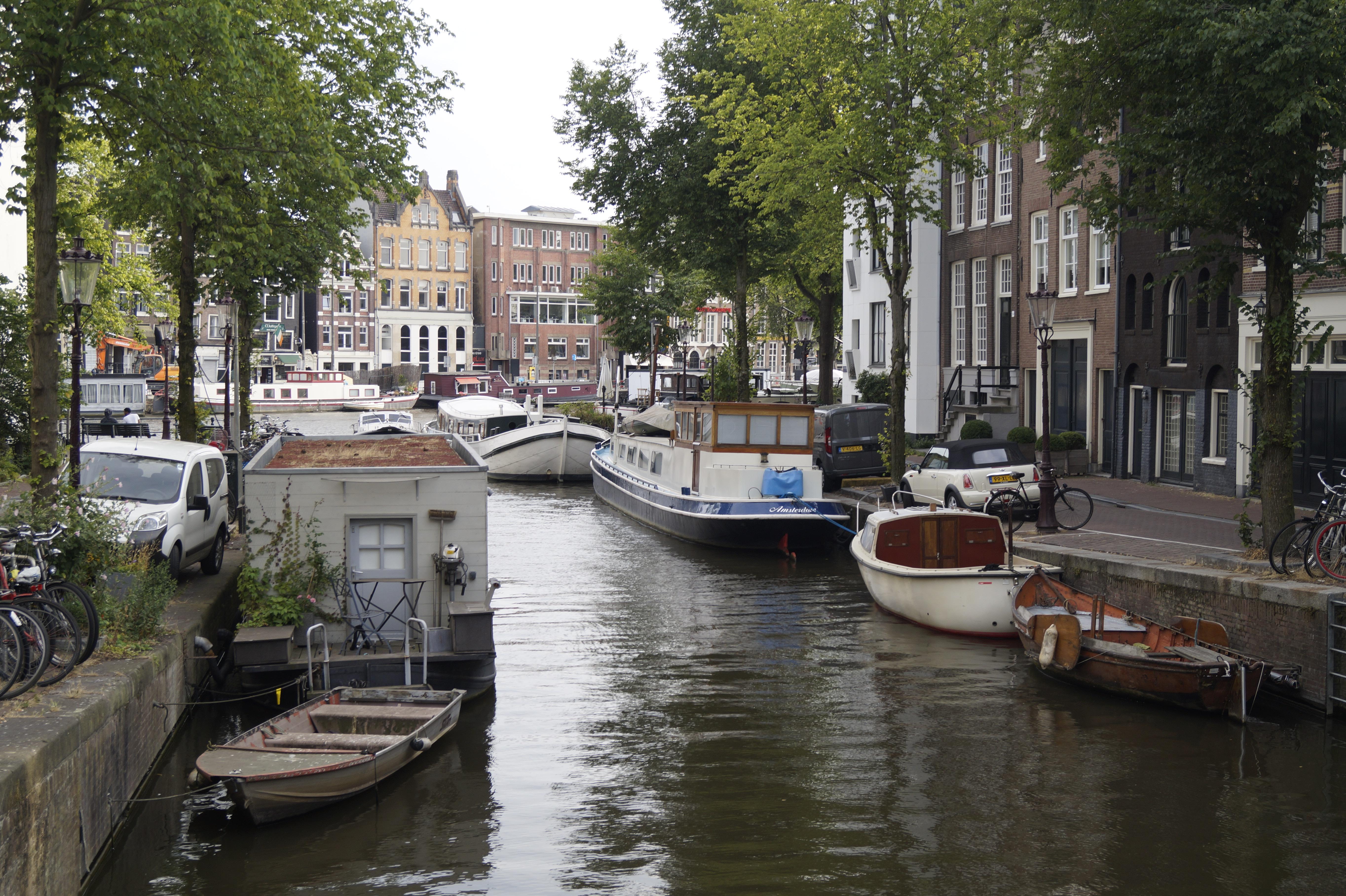 Ähnlich wie in Cornwall ging auch der niederländische Tourismusverband mit der Marketingstrategie vor: Laut einem Plan mit dem Titel "Perspective 2030" sollen unterschiedliche Besucherinnern und Besucher zu unterschiedlichen Zeiten an verschiedene Orte im ganzen Land gelockt werden. Dies solle vor allem der Entlastung der Einwohnerinnern und Einwohner in Amsterdam dienen, denen die hohen Besucherzahlen sonst "lästig" werden würde. 