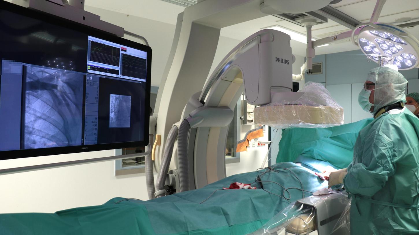 Unter Röntgenkontrolle: Oberarzt Dr. Bernhard Rosner setzt im Krankenhaus Martha-Maria einen Herzschrittmacher ein.