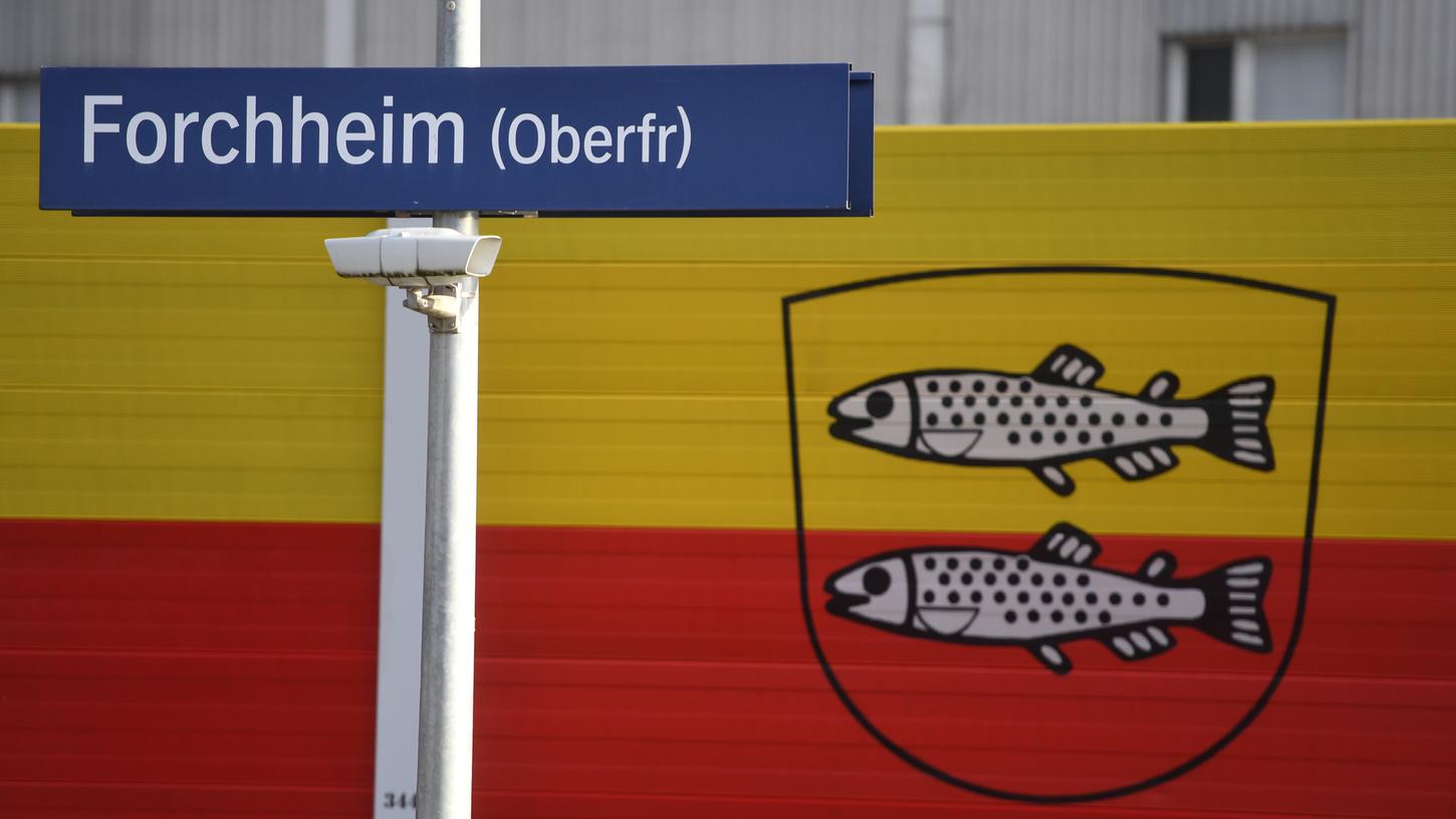 Berufspendler, die am Mittwochmorgen mit dem Zug in Forchheim ankamen, konnten maximal das Stadtwappen sehen. Aussteigen konnten sie allerdings nicht. Berufspendler, die am Mittwochmorgen mit dem Zug in Forchheim ankamen, konnten maximal das Stadtwappen sehen. Aussteigen konnten sie allerdings nicht.