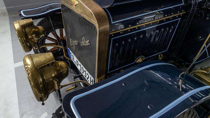 Schon beim Kauf stand fest: Der Hispano-Suiza braucht eine Vollrestauration. Durch die zahlreichen Arbeiten musste das Fahrzeug auch neu gestrichen werden. Ursprünglich war es einmal Rot und Gelb, nun ist es Blau. 
