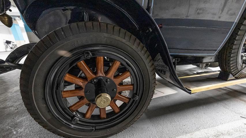 Die Räder des Hispano-Suizas sind aus Holz gefertigt, wie damals 1909.