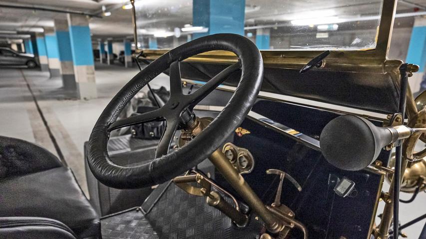 Groß darf man als Fahrer des Hispano-Suiza nicht sein. Es ist wenig Platz im Fußraum des Fahrzeugs. Vergeblich sucht der Fahrer hier übrigens auch den Sicherheitsgurt.