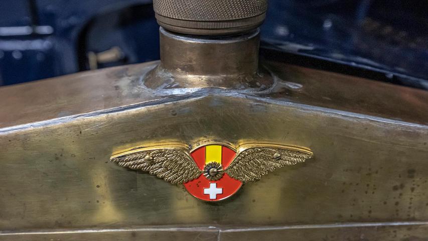 1904 wurde der spanische Automobilhersteller Hispano-Suiza gegründet. Das Emblem auf dem Kühler von Prohls Auto ist eine Kopie.