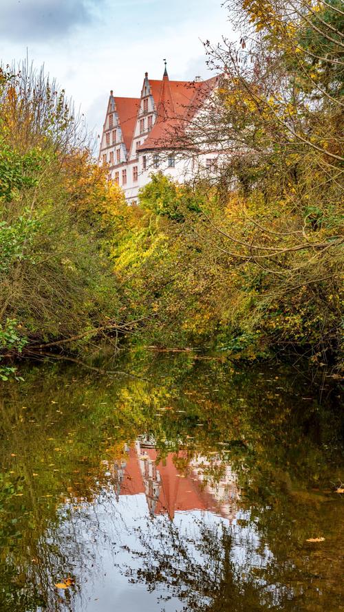Doppelt gemoppelt: Das Schloss Ratibor in Roth spiegelt sich im Wasser.