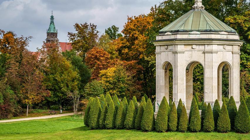 Am Stieber-Mausoleum in Roth bilden gelb-rotes Laub und die grünen Kegel der Hecke einen hübschen Kontrast.