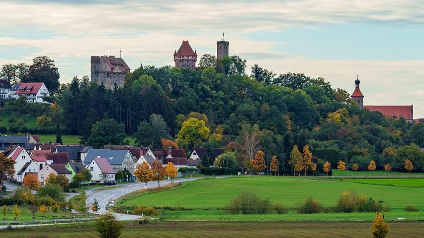 Bunte Burg: Rund um die Abenberger Burg hat der Herbst gelbe Flecken in die Landschaft gezaubert.  
