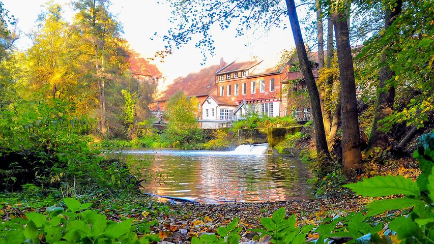 Auch im Herbst sehenswert: Die Hammermühle bei Katzwang.