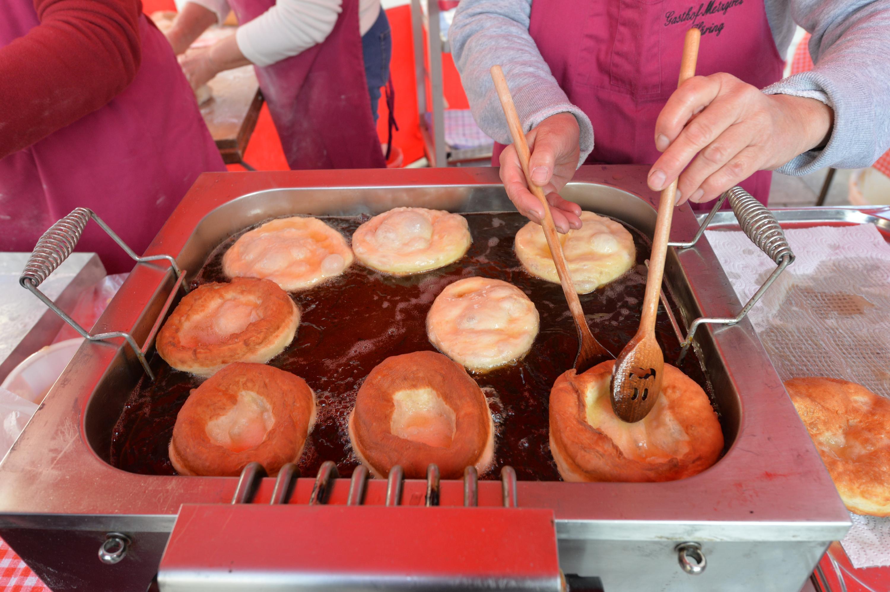 Neumarkter lieben frisch gebackene Küchl Neumarkter lieben frisch gebackene Küchl