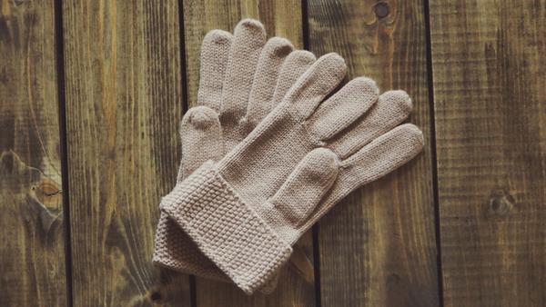 Neben dem Grill ist es zwar meist schön warm, trotzdem sollten Sie sich warm genug anziehen. Der Zwiebellook eignet sich hierfür am besten. Handschuhe sind ebenfalls empfehlenswert. Zudem sollten Sie aufgrund der Brandgefahr auf sehr weite oder vom Körper herunter hängende Kleidung verzichten. Auch das Material der Kleidung spielt eine wichtige Rolle: Achten Sie darauf, ob diese zum Beispiel leicht entflammbar oder eher robuster ist.