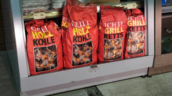 Eines der wichtigsten Dinge, die es beim Grillen im Winter zu beachten gibt, ist die richtige Lagerung der Grillbriketts oder der Holzkohle. Achten Sie darauf, dass die Briketts nicht feucht oder gar nass werden können. Eine Lagerung im ungeschützten Außenbereich sollten Sie daher möglichst vermeiden.
