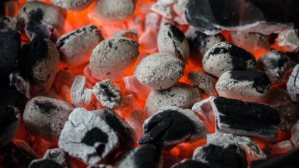 Eine konstante Hitze im Grill zu halten ist bei sehr niedrigen Außentemperaturen gar nicht so einfach. Damit nicht zu viel wertvolle Hitze verloren geht, ist Grillen mit Deckel das A und O. Achten Sie darauf, den Deckel möglichst selten abzuheben. Auch die Windrichtung spielt eine wichtige Rolle. Denn bei zu starkem Wind können die Briketts schnell auskühlen und Asche aufgeweht werden.
