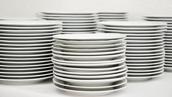 Nicht nur das Grillgut kühlt im Freien bei niedrigen Temperaturen schnell aus, sondern auch das Geschirr. Um das Essen möglichst lang warm zu halten, sollten Sie die Teller, wenn möglich, erst dann in die Kälte bringen, wenn das Essen fertig gegrillt ist. Das Vorwärmen der Teller oder eine Aufbewahrungsbox kann ebenfalls nützlich sein.