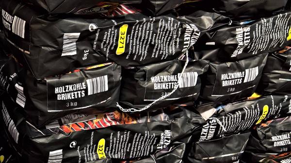 Beim Grillen im Winter werden in der Regel mehr Briketts als im Sommer benötigt: laut Aufgetischt fast bis zur doppelten Menge. Zusätzlich sollten Sie beim Anzünden etwas Holzkohle zur Hand nehmen, da diese schneller durchglüht und höhere Temperaturen erreichen kann.