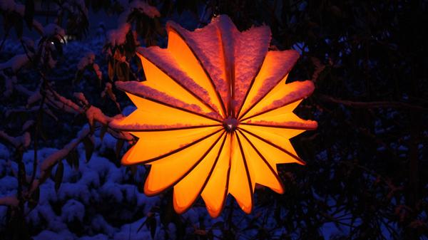 Da es im Winter bereits sehr früh dunkel wird, sollten Sie darauf achten, dass der Grillplatz gut ausgeleuchtet ist. Egal ob herkömmliche Gartenbeleuchtung, eine spezielle Grillleuchte, eine Stehlampe oder gar eine Stirnlampe, Sie sollten auf jeden Fall am Abend nicht im Dunkeln stehen.
