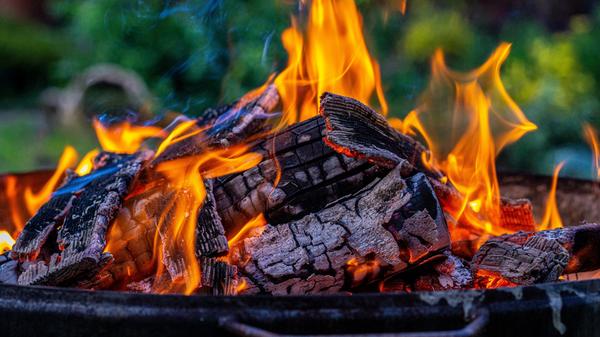 Wer sich warm einpackt und sich möglichst nah an den Grill stellt, hat zumindest im Bezug auf die Wärme schon mal gut vorgesorgt. Wem das jedoch nicht ausreicht, sollte für weitere Wärmequellen wie etwa eine zusätzliche Feuerschale sorgen.