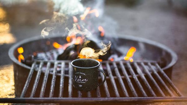 Erfrischende Drinks und Cocktails im Sommer - einheizende Getränke im Winter. Vor allem Punsch, Glühwein oder Tee sorgen in der kalten Jahreszeit für ein wohlig warmes Gefühl und sollten beim Wintergrillen nicht fehlen.