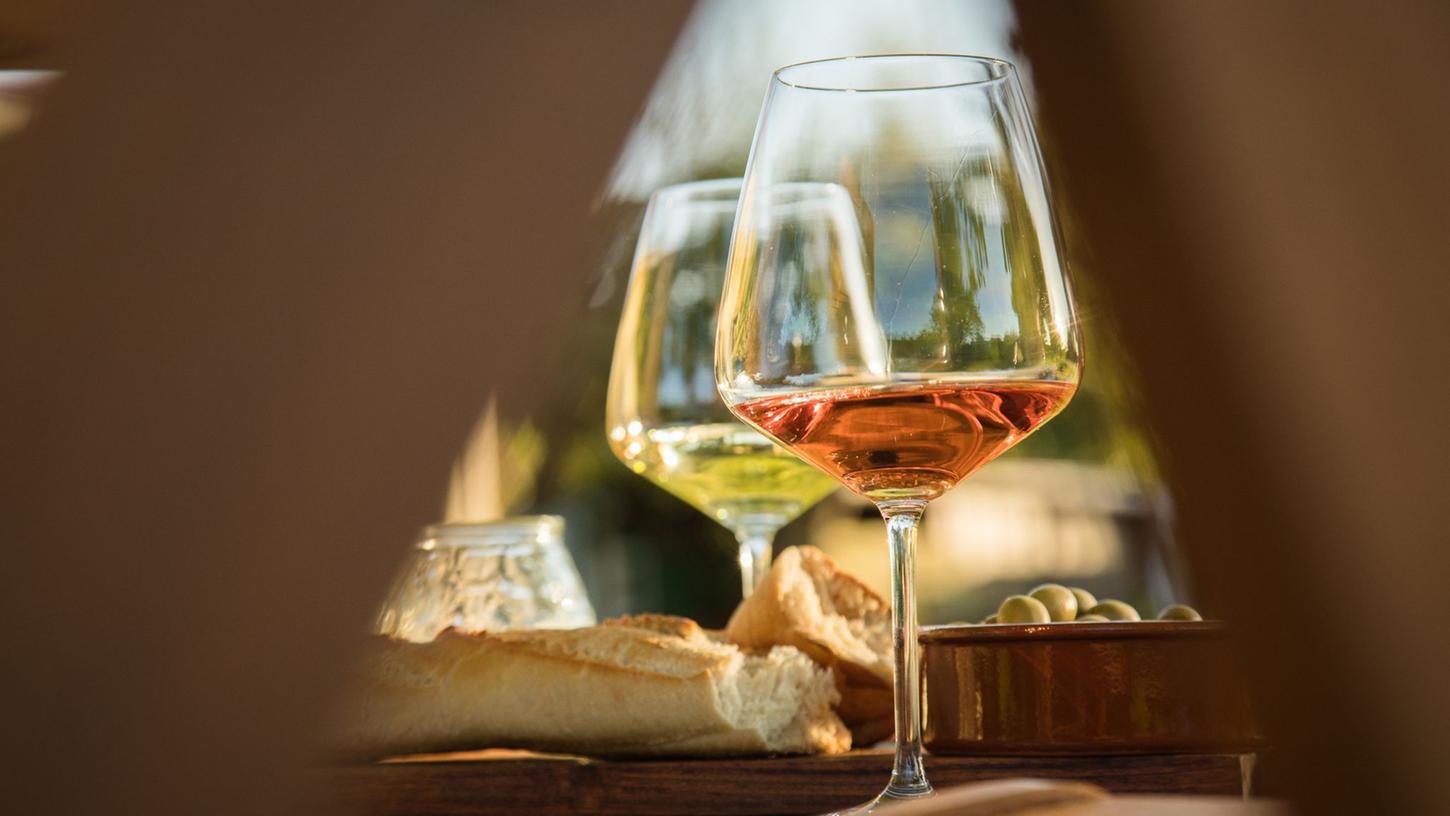 Alkoholfreier Wein wird gegoren wie herkömmlicher - der Alkohol wird später entfernt. Für den echten Geschmack darf etwa mit Traubenmost gesorgt werden.