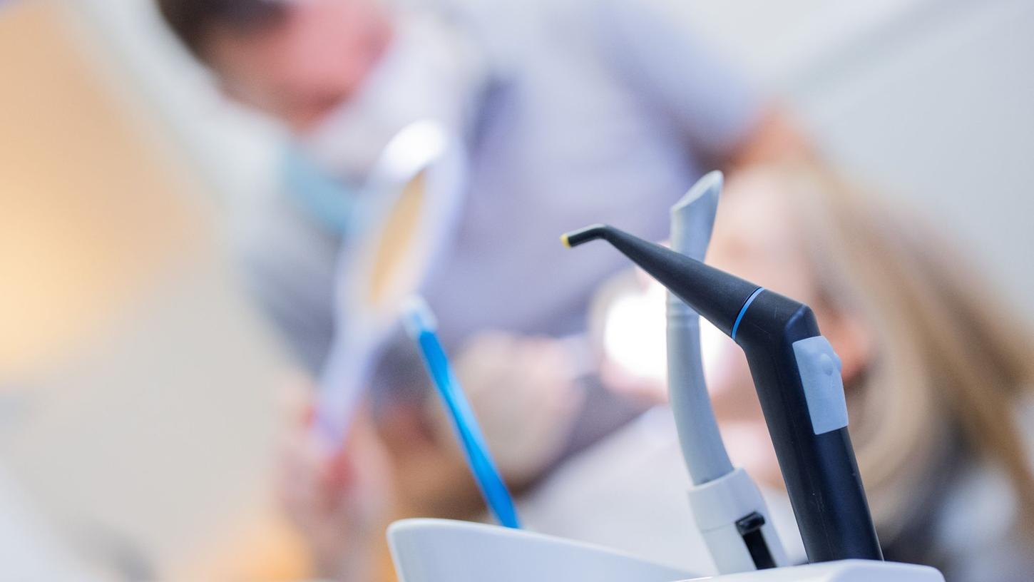 Das möchte man sich als Patient auf dem Zahnarzt-Stuhl nicht vorstellen: Bei der OP ist plötzlich der Strom weg. Im Fall eines Schwabachers hatte dieser aber Glück. Das möchte man sich als Patient auf dem Zahnarzt-Stuhl nicht vorstellen: Bei der OP ist plötzlich der Strom weg. Im Fall eines Schwabachers hatte dieser aber Glück.