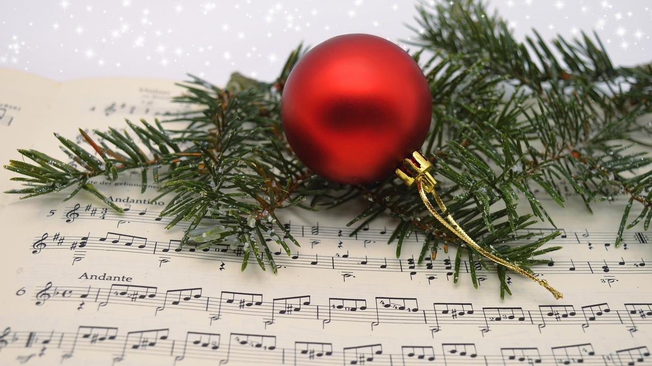 Ohne Musik kann es kein richtiges Fest geben. Hier finden Sie 62 schöne Weihnachtslieder für einen perfekten Abend.
