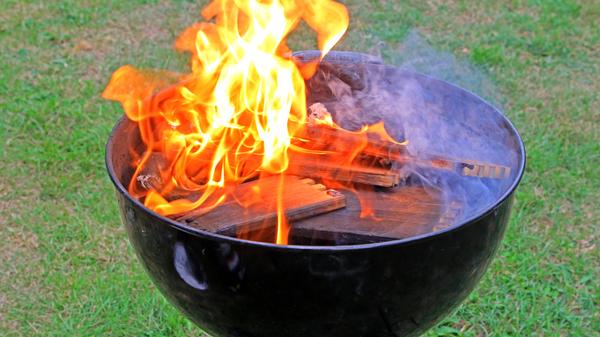 Ideal ist ein Ort, an dem der Grill nicht nur vor Wind sondern auch vor Schnee und Regen geschützt ist. Aus Sicherheitsgründen sollte der Grill mit mindestens zwei Metern Abstand vom Haus platziert werden und von Eis und Schnee befreit sein.