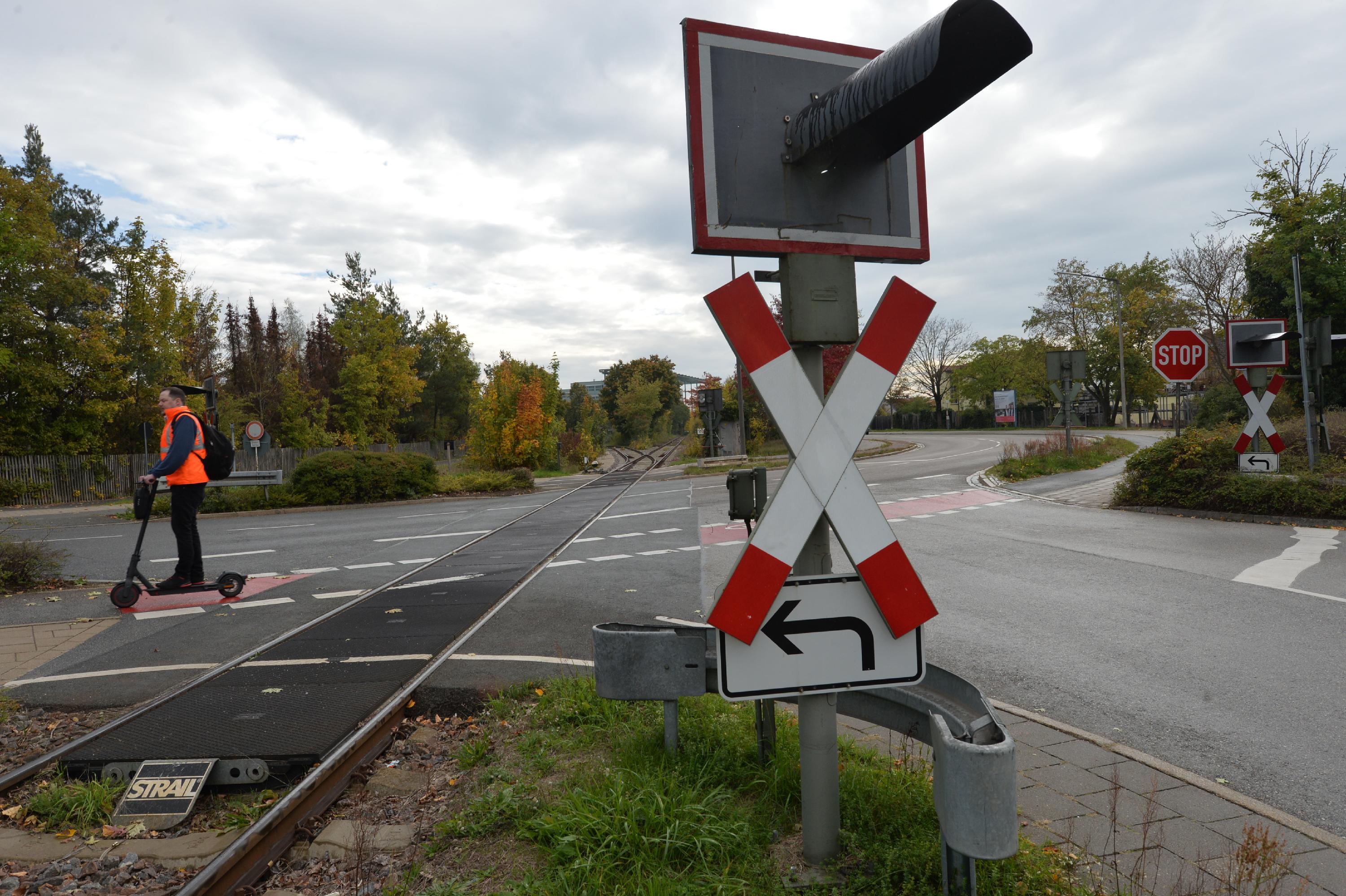 Bahnübergang Neumarkt Eisenbahnbrücke Richtung Hasenheide bei Firma Dehn
