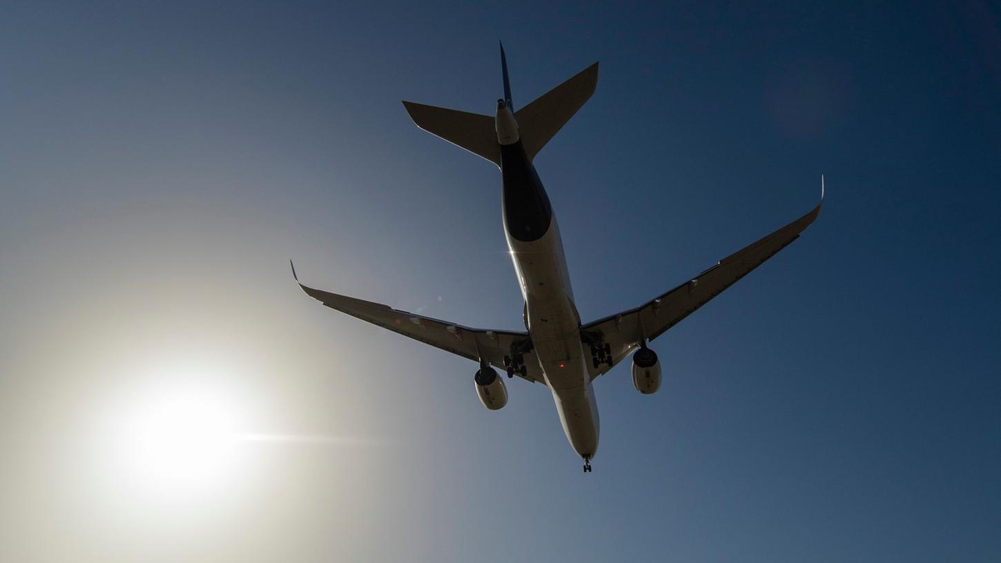 Ein Flugzeug setzt zum Landeanflug an. Ein Flugzeug setzt zum Landeanflug an.