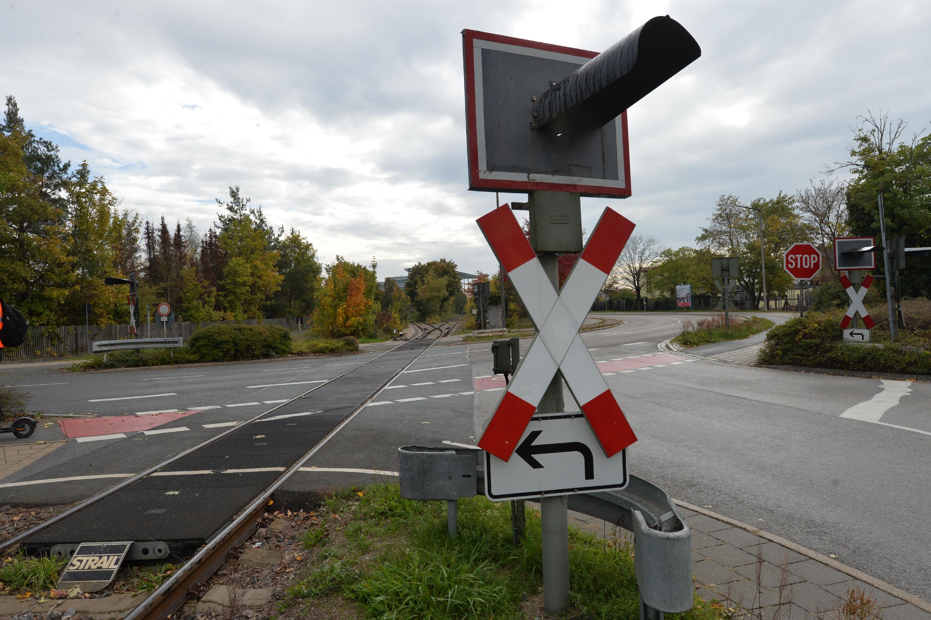 Bahnübergang Neumarkt Eisenbahnbrücke Richtung Hasenheide bei Firma Dehn
