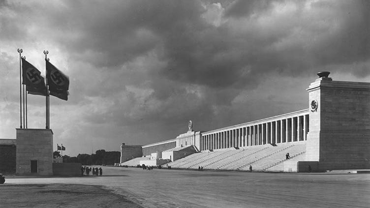 Ab 1933 nutzten die Nationalsozialisten das Zeppelinfeld für die Reichsparteitage. Architekt Albert Speer wählte den antiken Pergamonaltar als Vorbild für die Haupttribüne: Hier ein Bild aus dem Jahr 1938. 
