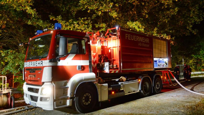 Beißender Geruch und meterhohe Flammen: Zwei Lagerhallen in Nürnberger Südstadt in Vollbrand