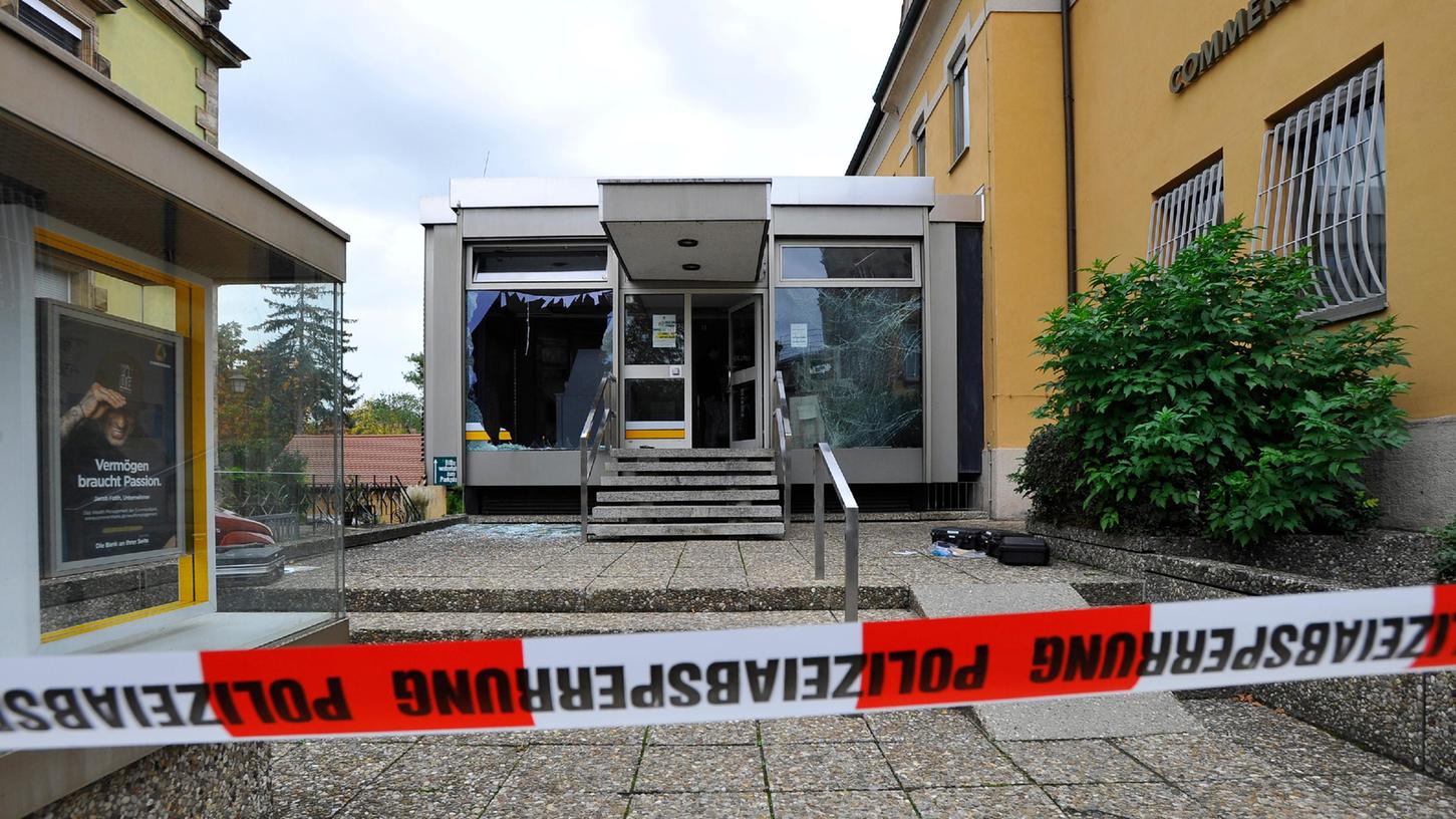Ein Geldautomat in einer Commerz-Filiale in Forchheim wurde gesprengt.