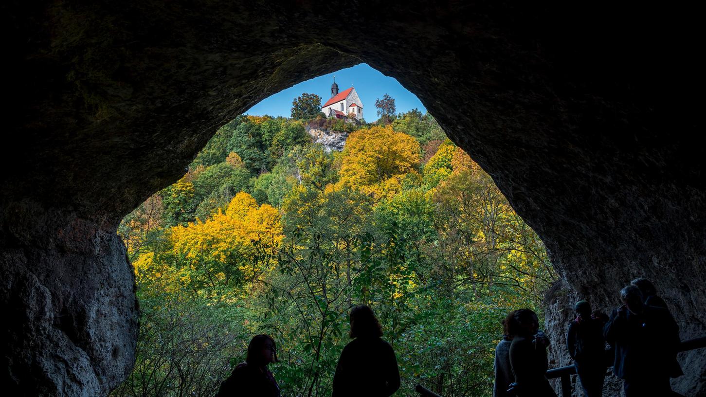 Blick aus der Ludwigshöhle auf die Klaussteinkapelle am ehemaligen Burgstall Ahorn im Ahorntal.