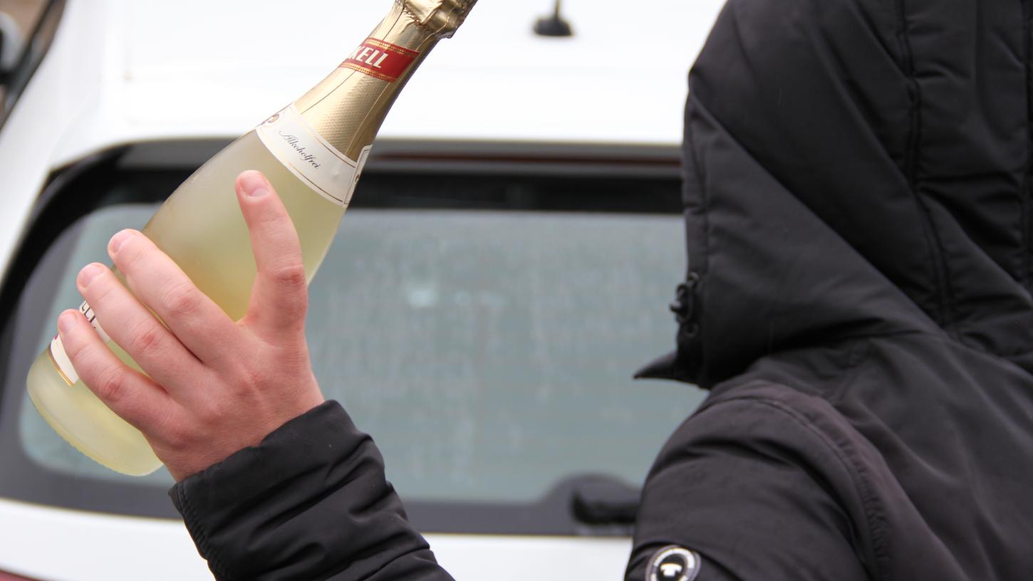 Zwei Autos und die Stadtbücherei hat der unbekannte Täter in Altdorf beschädigt. Zwei Autos und die Stadtbücherei hat der unbekannte Täter in Altdorf beschädigt.