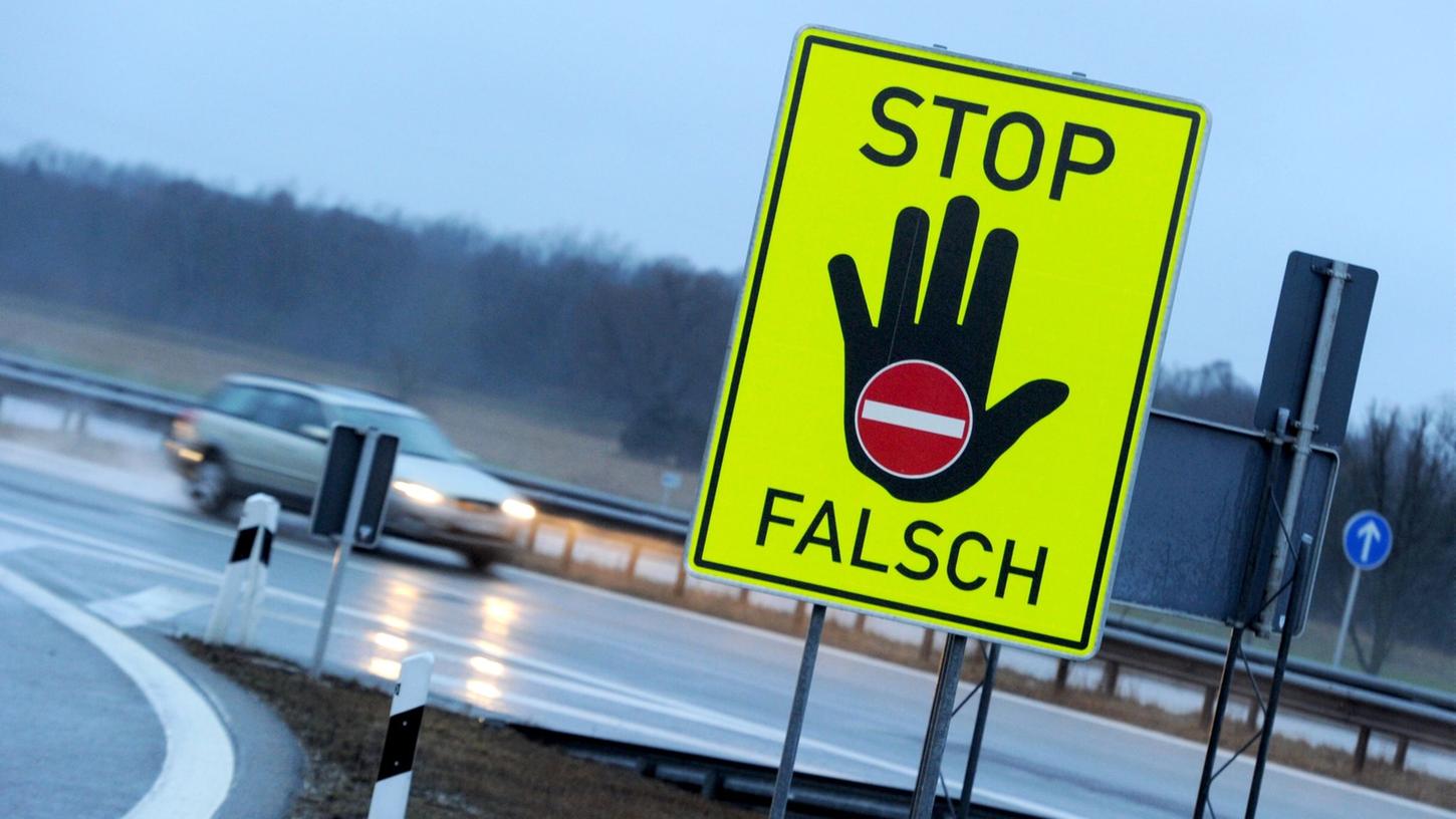 Große Gefahr - Geisterfahrer: Ein solches Schild warnt Autofahrer und Autofahrerinnen davor, irrtümlich auf der falschen Seite auf die Autobahn zu fahren. Große Gefahr - Geisterfahrer: Ein solches Schild warnt Autofahrer und Autofahrerinnen davor, irrtümlich auf der falschen Seite auf die Autobahn zu fahren.