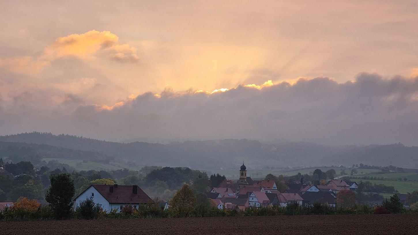 Diesen Sonnenaufgang in Kunreth hat Leserin Claudia Schmidt eingefangen. Aktuell beschäftigt sich die Gemeinde mit dem Wanderleitsystem in der Fränkischen Schweiz - und übt wegen mehrerer Gefahrenstellen Kritik an der geplanten Trassenführung. 
