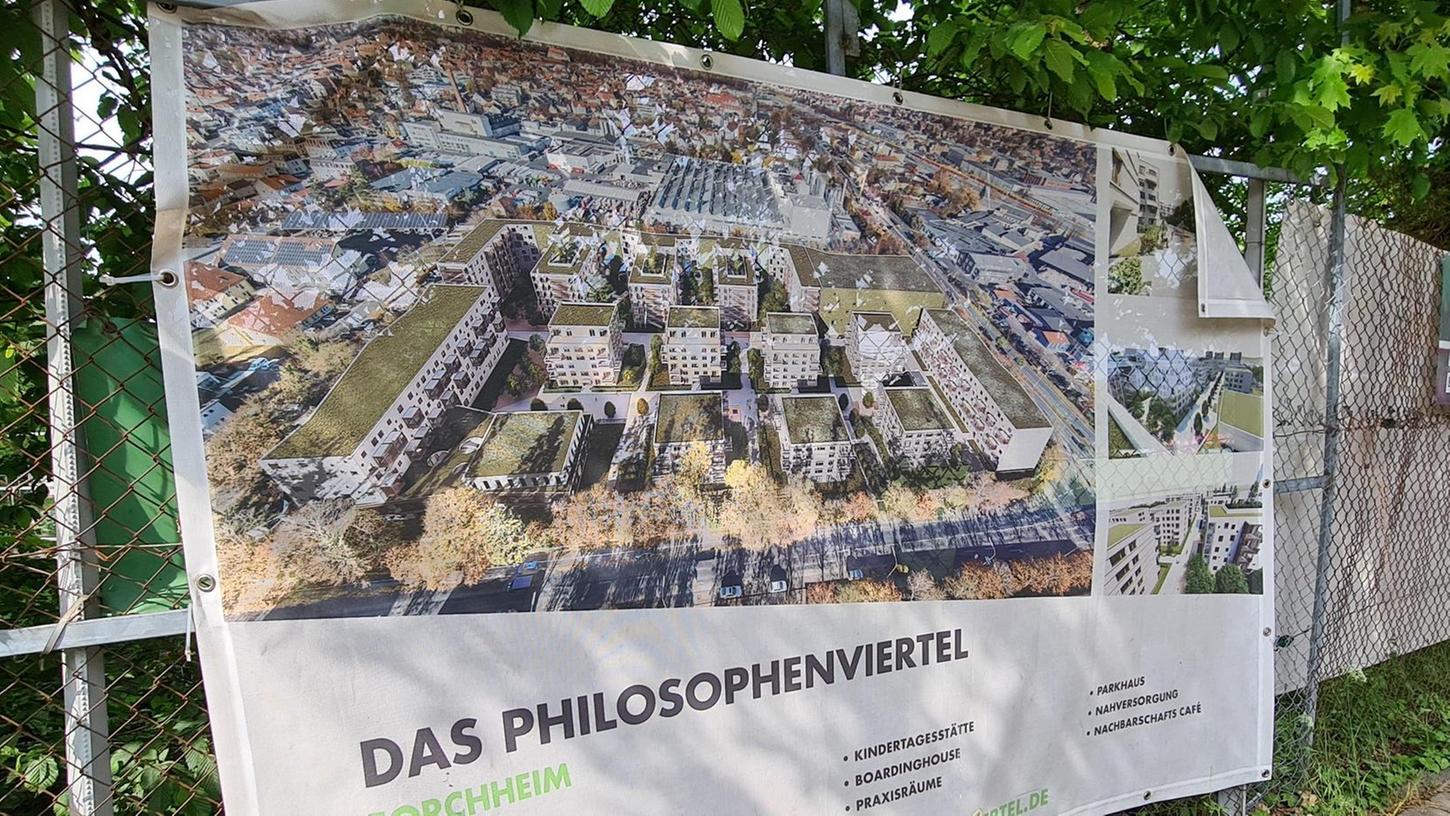  Ramponiert von den Zeitläufen: Das Werbeplakat für das Philosophenviertel in der Jahnstraße versinnbildlicht den schneckenhaften Fortschritt des ganzen Projekts.
