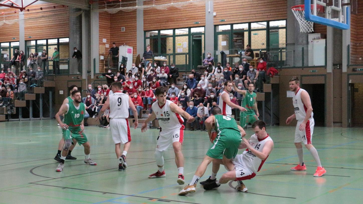 Das Play-downs-Heimspiel im März 2022 gewannen die Treuchtlinger knapp mit 93:92 gegen Ansbach. Es war zugleich die Premiere der VfL-Baskets in der Weißenburger Landkreishalle. Damals herrschte noch Maskenpflicht für die Zuschauer. Das Rückspiel ging dann relativ deutlich mit 86:74 an die hapa-Korbjäger. Das Play-downs-Heimspiel im März 2022 gewannen die Treuchtlinger knapp mit 93:92 gegen Ansbach. Es war zugleich die Premiere der VfL-Baskets in der Weißenburger Landkreishalle. Damals herrschte noch Maskenpflicht für die Zuschauer. Das Rückspiel ging dann relativ deutlich mit 86:74 an die hapa-Korbjäger.