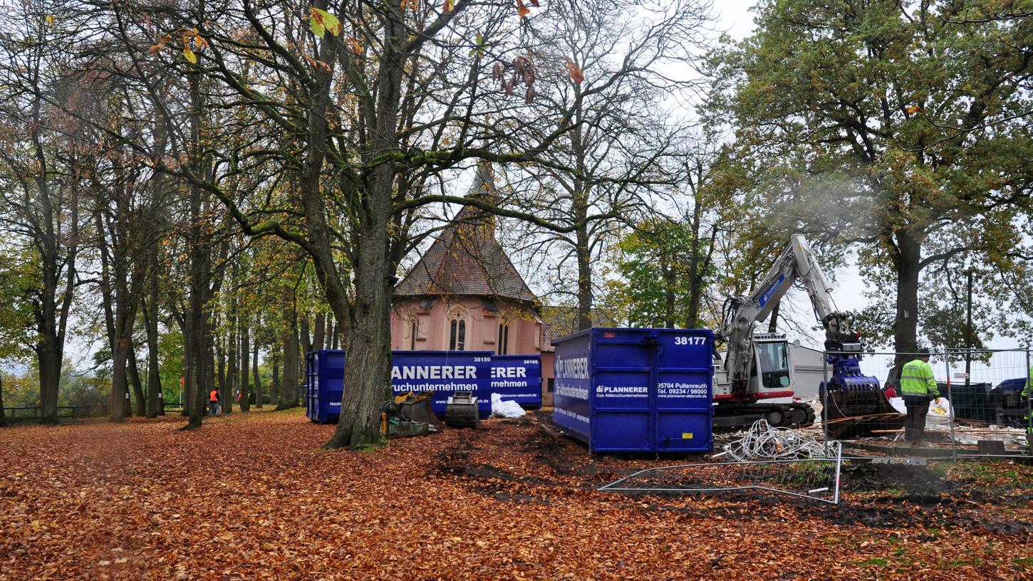 Seit Freitag ist die Biergartenschenke auf dem Kunigundenberg Vergangenheit. Vor dem Hintergrund wegbrechender Gewerbesteuereinnahmen muss man die Entscheidung des Stadtrats, zunächst auf den rund 1,5 Millionen Euro teuren Neubau des Gebäudes zu verzichten, wohl unter neuen Gesichtspunkten betrachten. Seit Freitag ist die Biergartenschenke auf dem Kunigundenberg Vergangenheit. Vor dem Hintergrund wegbrechender Gewerbesteuereinnahmen muss man die Entscheidung des Stadtrats, zunächst auf den rund 1,5 Millionen Euro teuren Neubau des Gebäudes zu verzichten, wohl unter neuen Gesichtspunkten betrachten.
