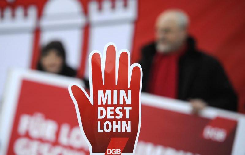 Seit 2015 gilt in Deutschland ein Mindestlohn. Seit 2015 gilt in Deutschland ein Mindestlohn.