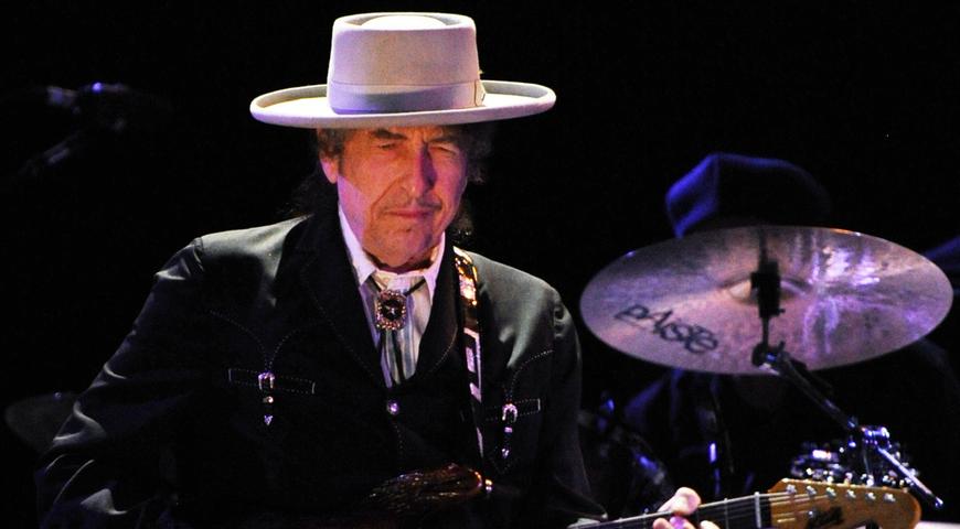 Der Literatur-Nobelpreis 2017 geht an Bob Dylan. Der 75-jährige, der als Robert Allen Zimmerman geboren wurde, begann seine Karriere in den 50er Jahren. Seine Texte gelten für die Folk- und Rockmusik als wegweisend.