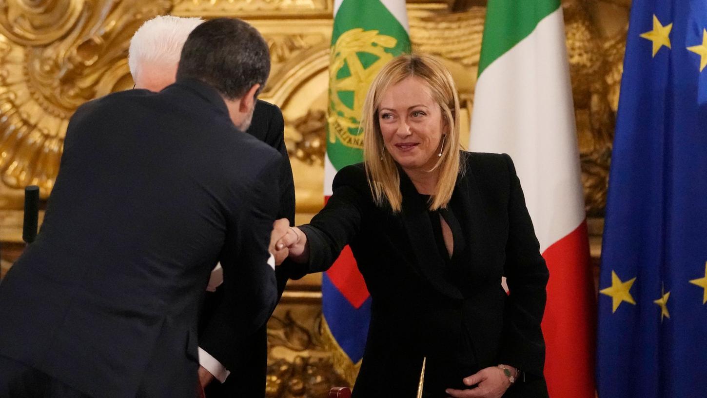 Der stellvertretende Ministerpräsident Italiens, Matteo Salvini, gratuliert der neuen Ministerpräsidentin Giorgia Meloni bei der Vereidigungszeremonie.
