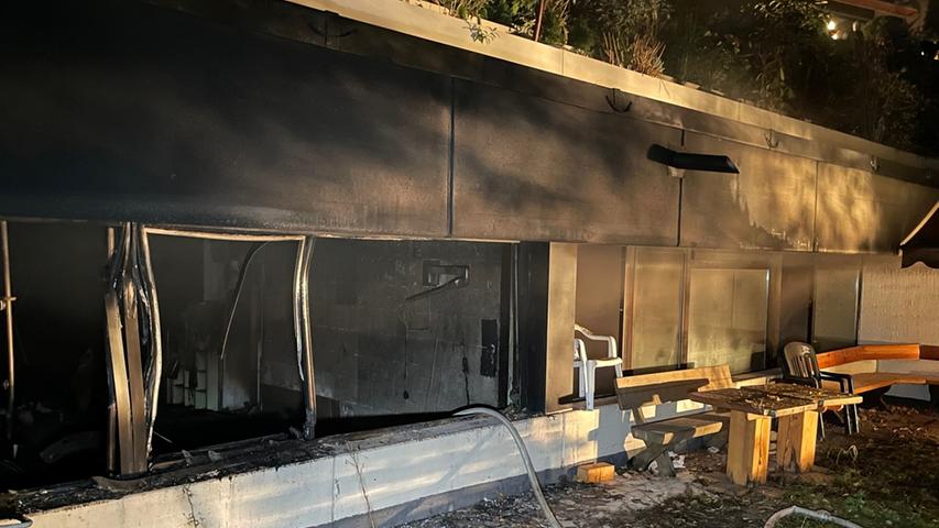 Nächtliche Flammen am Stadtpark: Wohnblocks nach Brand geräumt - 100 Retter im Einsatz