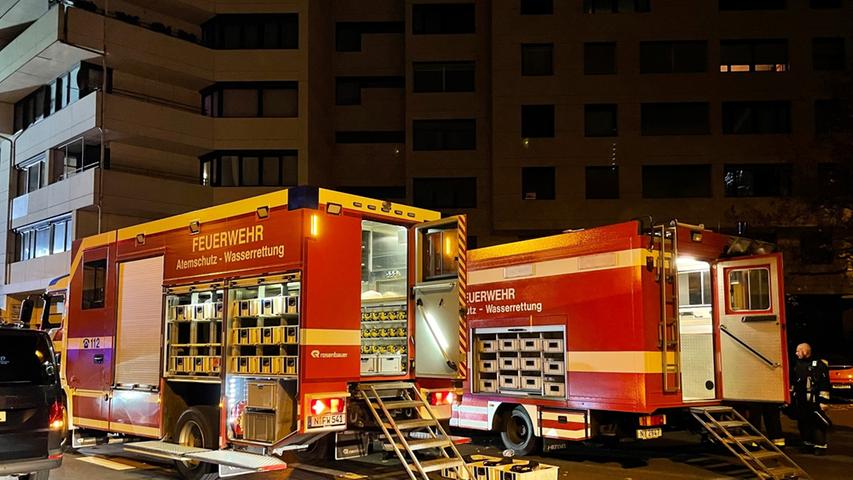 Nächtliche Flammen am Stadtpark: Wohnblocks nach Brand geräumt - 100 Retter im Einsatz