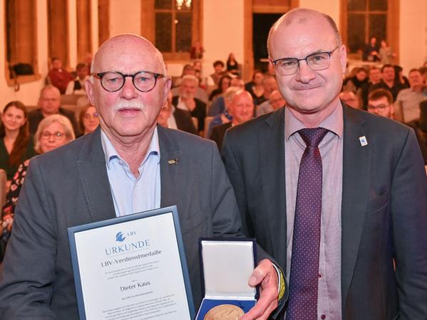 Dieter Kaus aus Nürnberg (links) erhält von Dr. Norbert Schäffer die LBV-Medaille.