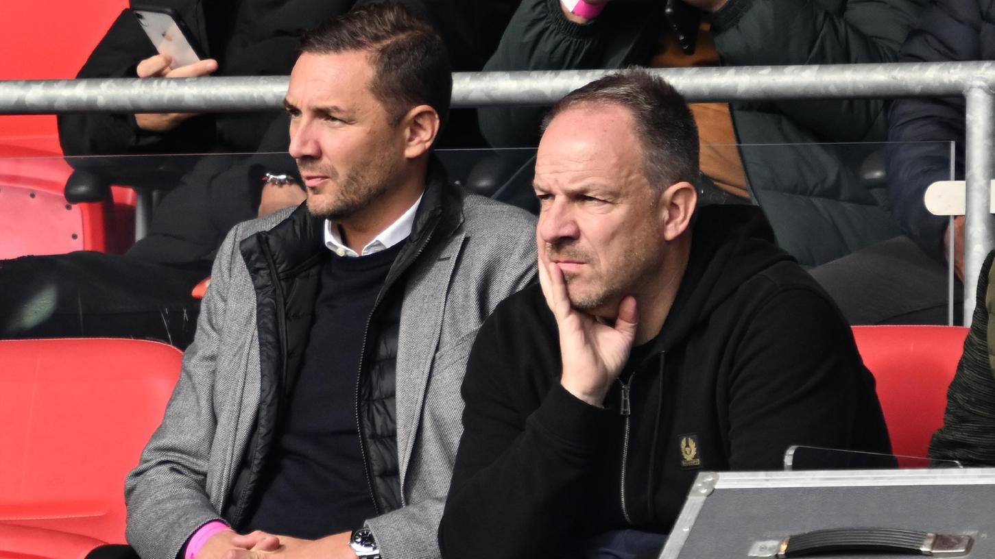 Erste Amtshandlung: Alexander Zorniger (rechts) und sein persönlicher Assistent Jurek Rohrberg auf der Tribüne des Heidenheimer Stadions.