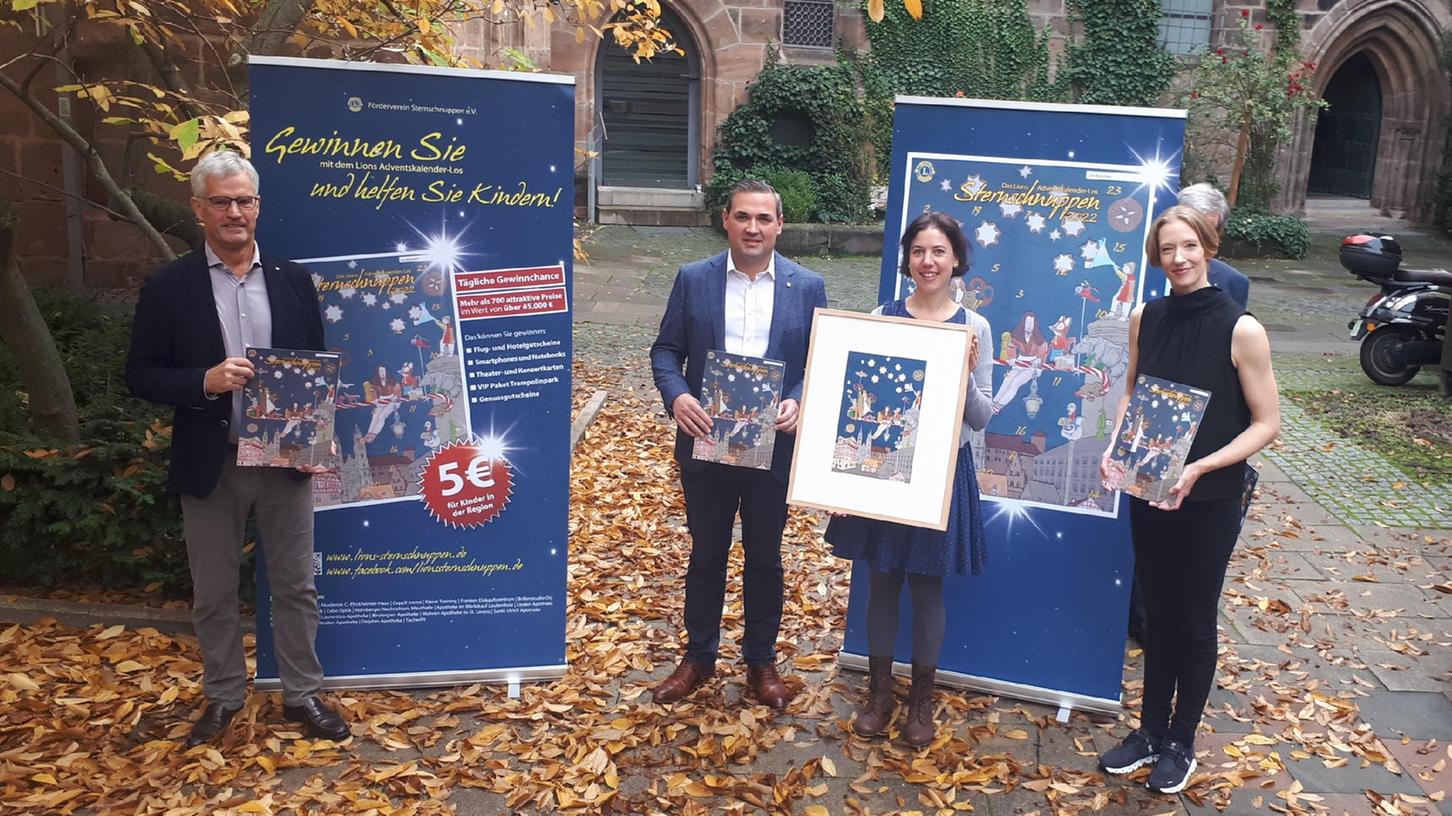 Präsentieren den Sternschnuppen-Adventskalender 2022 (v.li.): Organisator Werner Stimpfle, der derzeitige Club-Präsident Andreas Brunnhübner, Künstlerin Eva Maria Wawatschek und Generalmusikdirektorin Joana Mallwitz als Patin der Aktion.