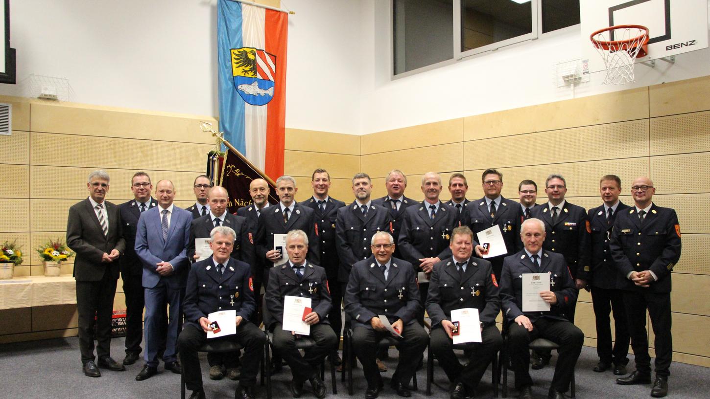 Alle, die für langjährigen Feuerwehrdienst geehrt wurden, stehen hier zusammen mit den Kommandanten der Ortswehren sowie Kreisbrandrat Holger Herrmann, Kreisbrandinspektor Thorsten Brunner, stellvertretendem Landrat Helmut Brückner und Bürgermeister Herbert Seitz. Alle, die für langjährigen Feuerwehrdienst geehrt wurden, stehen hier zusammen mit den Kommandanten der Ortswehren sowie Kreisbrandrat Holger Herrmann, Kreisbrandinspektor Thorsten Brunner, stellvertretendem Landrat Helmut Brückner und Bürgermeister Herbert Seitz.