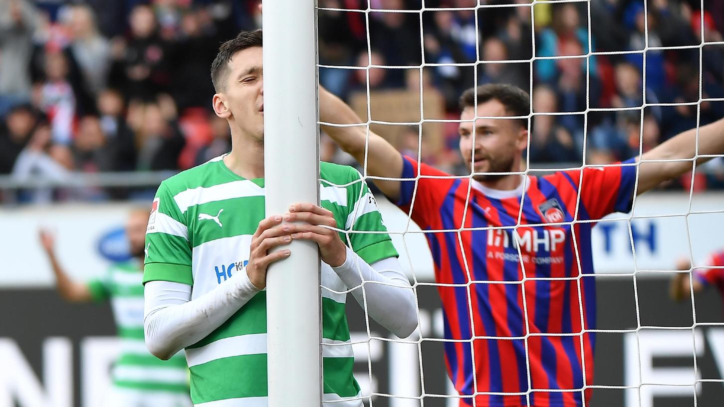 Nicht zu fassen: Das Kleeblatt um Damian Michalski kassierte in Heidenheim drei Tore und verlor verdient. Nicht zu fassen: Das Kleeblatt um Damian Michalski kassierte in Heidenheim drei Tore und verlor verdient.