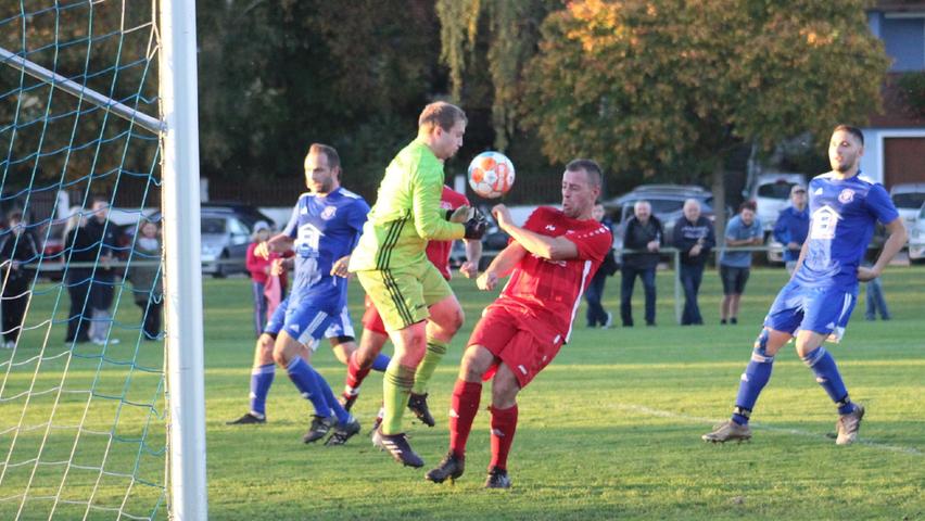 Die entscheidende Szene des Spiels: Daniel Riess erzielte in der 90. Minute gegen SVA-Keeper Rene Baumgärtner das 2:1. 