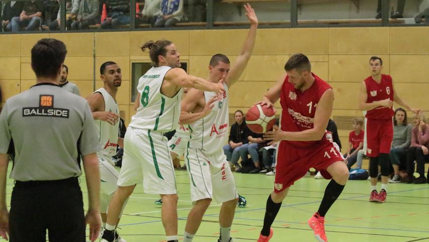 Stefan Schmoll (rechts) erzielte zehn Punkte für die VfL-Baskets und holte acht Rebounds. 