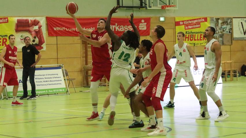 Die Teams von hapa Ansbach (in Weiß) und vom VfL Treuchtlingen lieferten sich ein packendes Basketball-Derby, das Ansbach als Spitzenreiter der Regionalliga-Südgruppe letztlich mit 80:70 für sich entschied.